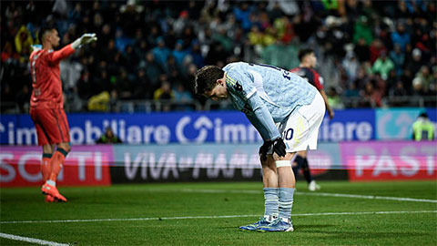 Simone Inzaghi celebrating with his Inter Milan players after beating Barcelona.