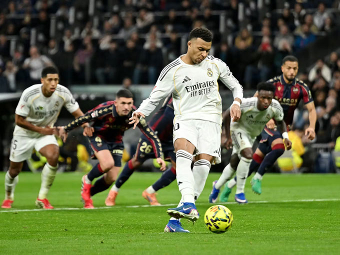Mbappe mở tỷ số cho Real ở trận gặp Levante sau khi thực hiện thành công quả đá 11m
