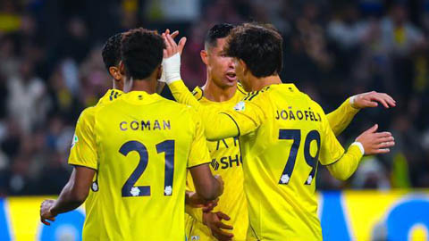Simone Inzaghi celebrating with his Inter Milan players after beating Barcelona.
