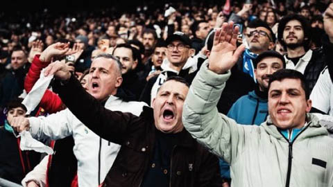 Simone Inzaghi celebrating with his Inter Milan players after beating Barcelona.