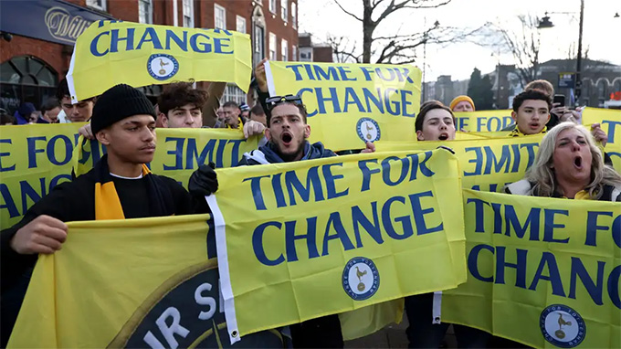 CĐV biểu tình đòi CLB thay đổi