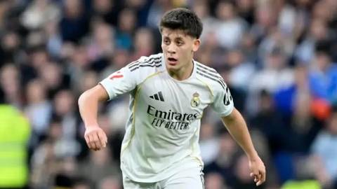 Simone Inzaghi celebrating with his Inter Milan players after beating Barcelona.