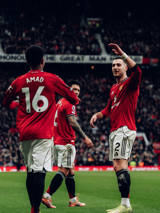 Diallo và Dalot thi đấu ăn ý bên hành lang cánh phải