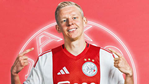 Simone Inzaghi celebrating with his Inter Milan players after beating Barcelona.