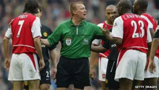 Cựu trọng T Poll (ảnh chụp năm 2004) đã thừa nhận áp lực khi cầm còi các trận có MU nói riêng và Big Six nói chung