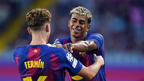 Simone Inzaghi celebrating with his Inter Milan players after beating Barcelona.