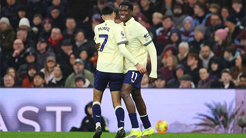 Simone Inzaghi celebrating with his Inter Milan players after beating Barcelona.