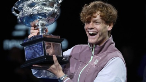 Simone Inzaghi celebrating with his Inter Milan players after beating Barcelona.