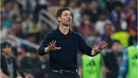 Simone Inzaghi celebrating with his Inter Milan players after beating Barcelona.