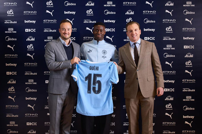 Guehi vừa chính thức gia nhập Man City và sẽ khoác áo số 15