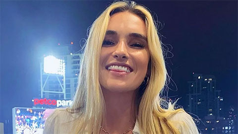 Kayla Simmons bắt trend 'nhìn lại 2016'