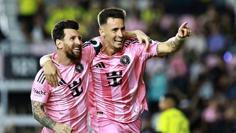 Simone Inzaghi celebrating with his Inter Milan players after beating Barcelona.