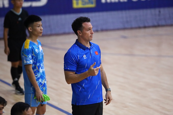 HLV Diego Giustozzi hài lòng về màn thử nghiệm. Ảnh: Phan Hồng 