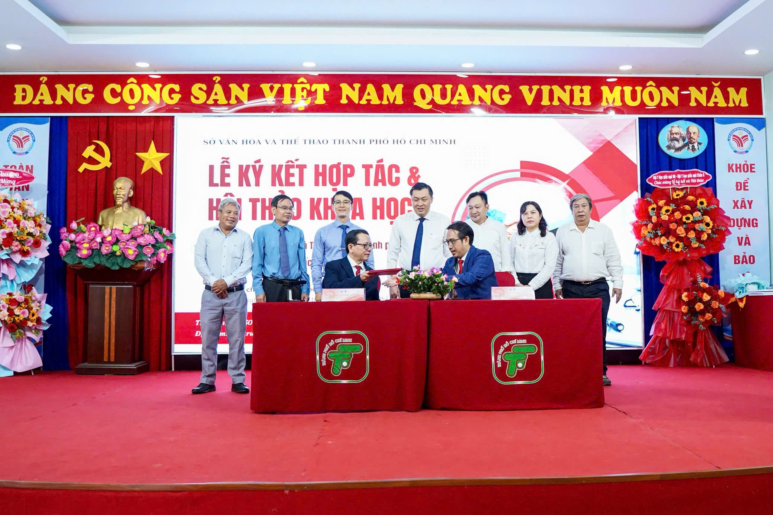 TS. Lý Đại Nghĩa – Giám đốc Trung tâm Huấn luyện và Thi đấu TDTT TP.HCM và GS.TSKH Dương Quý Sỹ – Chủ tịch Hội Y học Giấc ngủ Việt Nam thực hiện nghi thức ký kết hợp tác