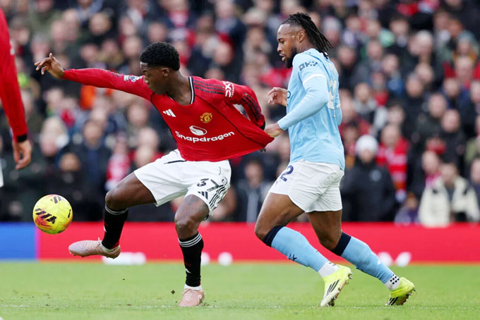 Mainoo thi đấu tốt ở trận derby Manchester