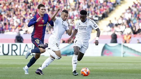 Simone Inzaghi celebrating with his Inter Milan players after beating Barcelona.