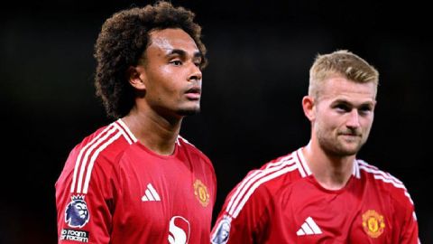 Simone Inzaghi celebrating with his Inter Milan players after beating Barcelona.