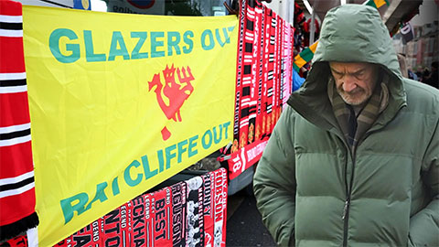 Simone Inzaghi celebrating with his Inter Milan players after beating Barcelona.