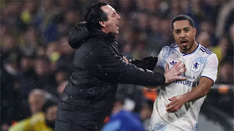 HLV Emery hành xử thô bạo với học trò ở trận Aston Villa thắng Fenerbahce