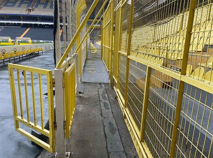 Các fan Aston Villa phàn nàn họ tới sân mà như bị cầm tù trong lồng sắt