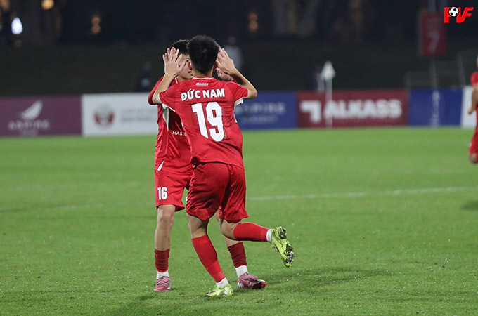 Niềm vui của các cầu thủ trẻ Việt Nam khi cầm hòa đội bóng hàng đầu châu Âu - Ảnh: PVF 