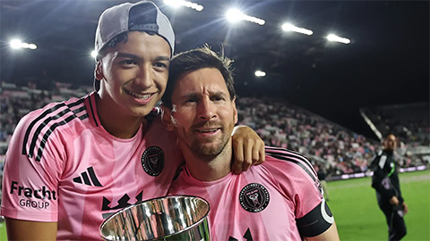 Simone Inzaghi celebrating with his Inter Milan players after beating Barcelona.