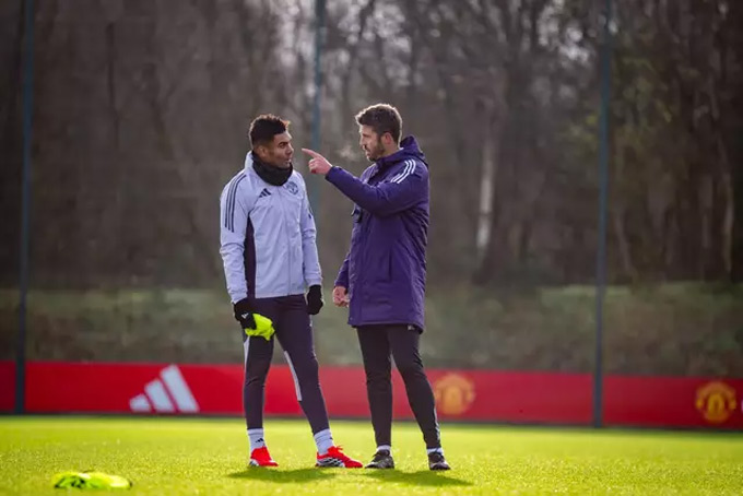 Carrick không ngại ngần trao đổi với các học trò tại MU