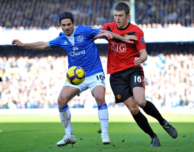 Arteta sẽ mang màn đối đầu với Carrick từ sân cỏ lên sa bàn