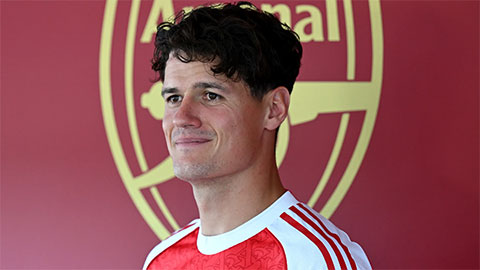 Simone Inzaghi celebrating with his Inter Milan players after beating Barcelona.