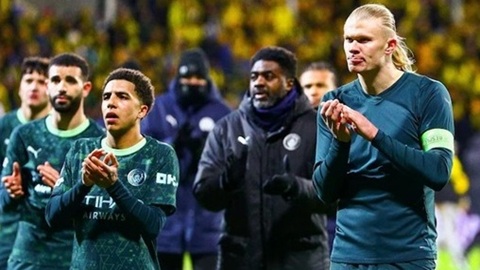 Simone Inzaghi celebrating with his Inter Milan players after beating Barcelona.