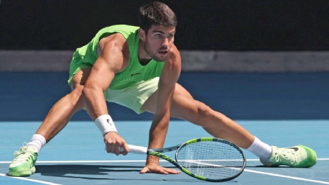 Carlos Alcaraz phô diễn sức mạnh trước Tommy Paul, vào tứ kết Australian Open 2026