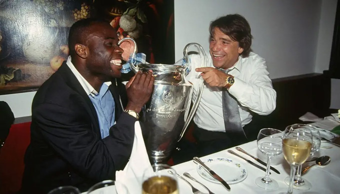 Hậu vệ Basile Boli (trái) bên cạnh chiếc cúp Champions League cùng chủ tịch Bernard Tapie 