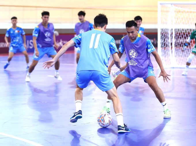 Đội trưởng Mạnh Dũng đang tranh bóng