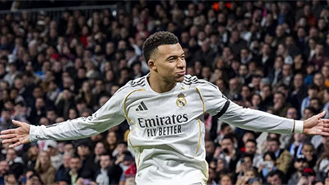 Simone Inzaghi celebrating with his Inter Milan players after beating Barcelona.