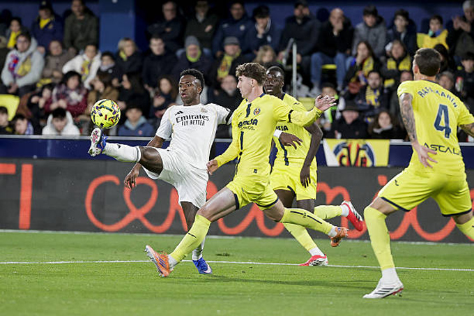 Vinicius nhảy múa trước các hậu vệ của Villarreal