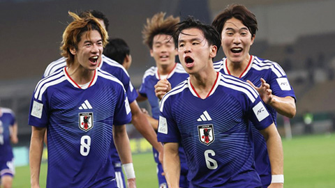 Simone Inzaghi celebrating with his Inter Milan players after beating Barcelona.