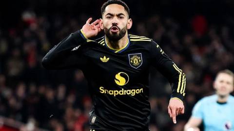 Simone Inzaghi celebrating with his Inter Milan players after beating Barcelona.