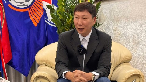 Simone Inzaghi celebrating with his Inter Milan players after beating Barcelona.