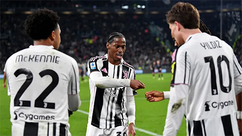 Simone Inzaghi celebrating with his Inter Milan players after beating Barcelona.