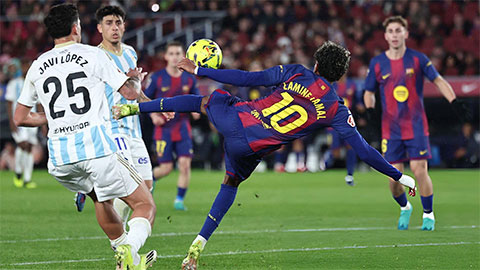 Simone Inzaghi celebrating with his Inter Milan players after beating Barcelona.