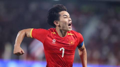 Simone Inzaghi celebrating with his Inter Milan players after beating Barcelona.