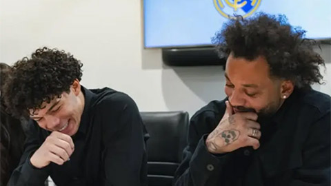 Simone Inzaghi celebrating with his Inter Milan players after beating Barcelona.