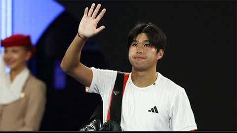 Simone Inzaghi celebrating with his Inter Milan players after beating Barcelona.