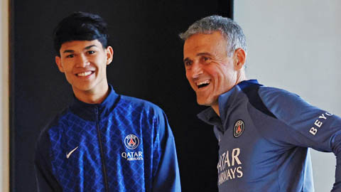 Simone Inzaghi celebrating with his Inter Milan players after beating Barcelona.