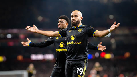 Simone Inzaghi celebrating with his Inter Milan players after beating Barcelona.