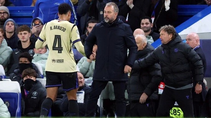 Barca & HLV Hansi Flick ủng hộ Araujo vô điều kiện