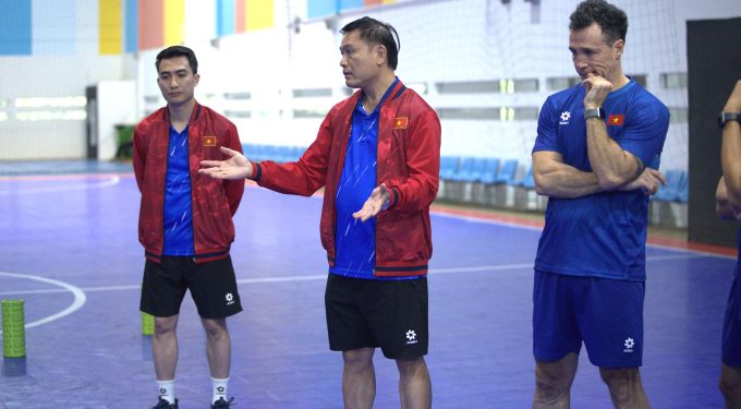 Phó chủ tịch VFF Trần Anh Tú động viên toàn đội trước buổi tập. Ảnh: Phan Hồng 