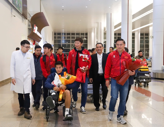 Hiểu Minh được chào đón khi về nước sau giải U23 châu Á. Ảnh: Đức Cường