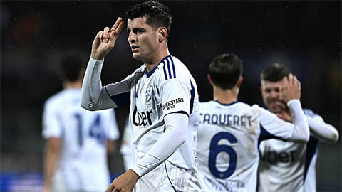 Simone Inzaghi celebrating with his Inter Milan players after beating Barcelona.