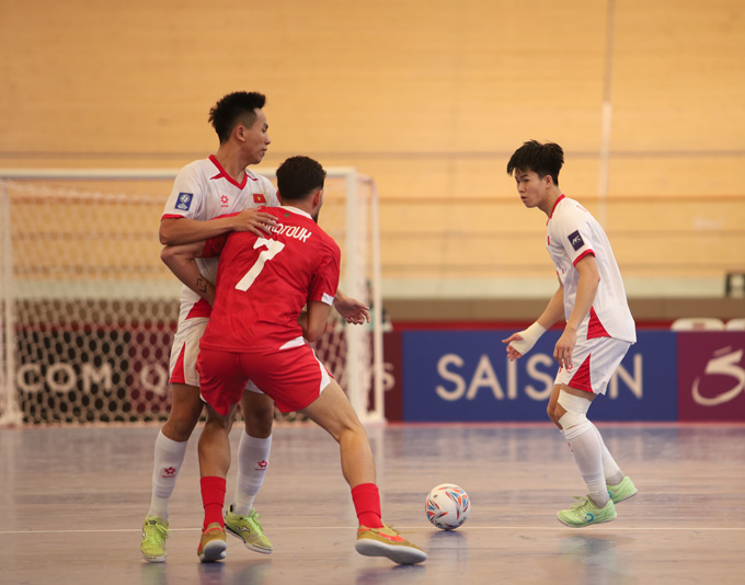 Đinh Công Viên (phải) mở tỉ số cho ĐT futsal Việt Nam. Ảnh - Phan Hồng